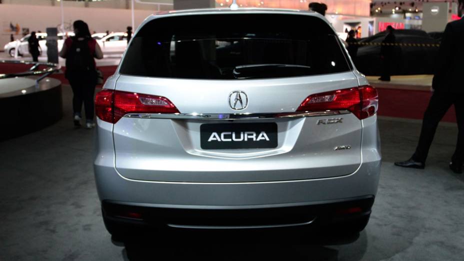 Entre os itens de segurança, destaque para seis airbags, freios a disco nas rodas com ABS e EBD, controles de tração e de estabilidade e monitoramento da pressão dos pneus | <a href="https://quatrorodas.abril.com.br/salao-do-automovel/2012/carros/rdx-71069" rel="migration"></a>