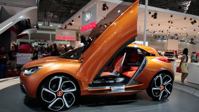 Renault Captur - O carro conceito da Renault possui 160 cv de potência, além da carroceria laranja em estrutura de carbono. Ele também possui rodas estilizadas e portas no tipo asa.