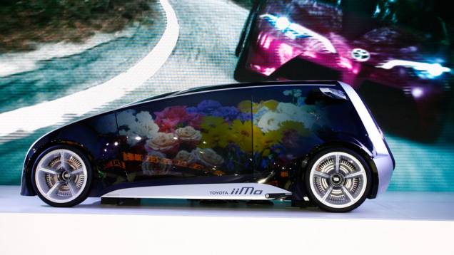 Toyota iiMO - O visual futurista do Toyota iiMO resume o conceito do veículo. A sua estrutura possui um grande display, que permite exibir imagens de um smartphone ou tablet, sincronizados com o veículo. Além disso, o carro possui sensores que detectam ri
