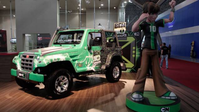 Além do carro, há um boneco de Ben 10 de dois metros de altura, com quem as crianças podem tirar fotos | <a href="%20https://quatrorodas.abril.com.br/salao-do-automovel/2012/carros/troller-ben-10-712446.shtml" rel="migration">Leia mais</a>