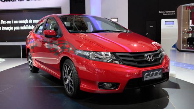 Ao lado de novidades como o Fit Twist e os modelos da Acura, um City diferenciado chama atenção no estande da Honda | <a href="https://quatrorodas.abril.com.br/salao-do-automovel/2012/carros/city-special-edition-711205.shtml" rel="migration">Leia mais</a>