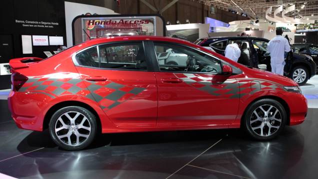 O carro recebeu faróis de neblina, grade pintada na cor preta, rodas de liga leve de 16 polegadas, lanternas fumê, régua da tampa do porta-malas pintada na cor da carroceria e ponteira de escapamento cromada | <a href="https://quatrorodas.abril.com.br/sala" rel="migration"></a> O carro recebeu faróis de neblina, grade pintada na cor preta, rodas de liga leve de 16 polegadas, lanternas fumê, régua da tampa do porta-malas pintada na cor da carroceria e ponteira de escapamento cromada | <a href="https://quatrorodas.abril.com.br/sala" rel="migration"></a>