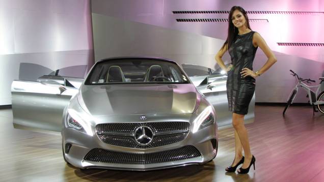 Letícia Jordano, a vencedora do Garota TOP MOTOR | <a href="https://quatrorodas.abril.com.br/salao-do-automovel/2012/noticias/concurso-elege-modelo-mais-bonita-salao-automovel-714525.shtml" rel="migration">Leia mais</a>