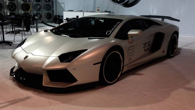 A Lamborghini Aventador ganhou rodas negras da Giovanna, uma das fabricantes mais famosas entre os adeptos da personalização