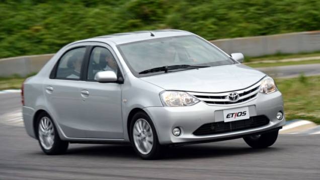 Toyota Etios sedã 1.5 (todos) - Nota A: 8,4/11,9 km/l na cidade; 9,3/14 km/l na estrada (etanol/gasolina) <a href="https://quatrorodas.abril.com.br/noticias/mercado/inmetro-divulga-nova-lista-veiculos-mais-economicos-716785.shtml" rel="migration">Leia mais</a>