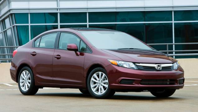 Honda Civic (todos) - Nota A: 7,3/10,5 km/l na cidade; 10/13,4 km/l na estrada (etanol/gasolina) <a href="https://quatrorodas.abril.com.br/noticias/mercado/inmetro-divulga-nova-lista-veiculos-mais-economicos-716785.shtml" rel="migration">Leia mais</a>
