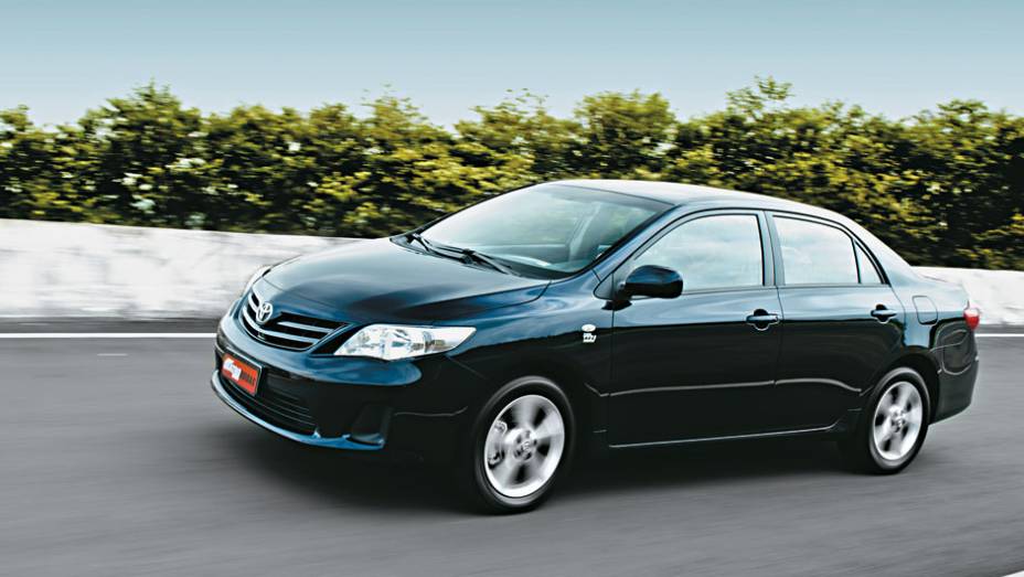 Toyota Corolla 1.8 (todos) - Nota A: 7/10,2 km/l (M/T) ou 7,1/10,5 (A/T) na cidade; 9,6/13,5 km/l (M/T) ou 9,1/13,3 (A/T) na estrada (etanol/gasolina) <a href="https://quatrorodas.abril.com.br/noticias/mercado/inmetro-divulga-nova-lista-veiculos-mais-econ" rel="migration"></a>