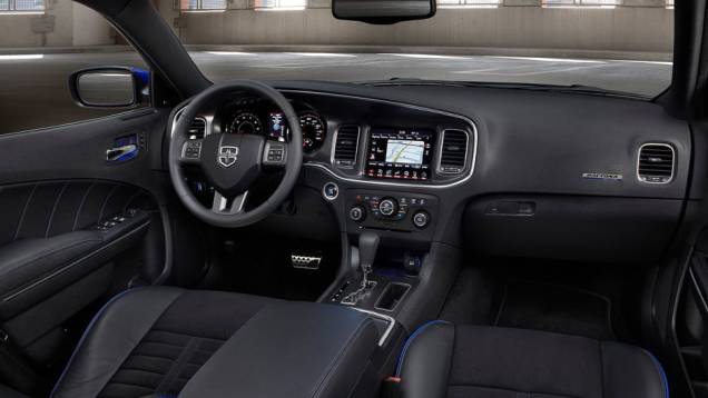 O interior tem bancos térmicos, além de central multimídia com tela de 8,4 polegadas | <a href="%20https://quatrorodas.abril.com.br/saloes/los-angeles/2012/dodge-charger-daytona-724025.shtml" rel="migration">Leia mais</a>