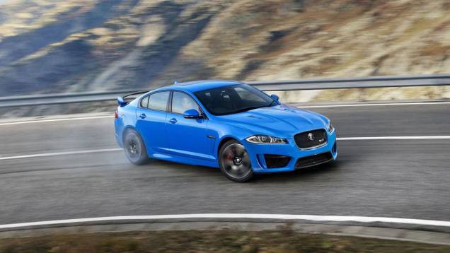 Na pista, faz o teste de 0 a 96 km/h em 4,4 segundos e alcança a velocidade máxima de 300 km/h | <a href="https://quatrorodas.abril.com.br/saloes/los-angeles/2012/jaguar-xfr-s-724591.shtml" rel="migration">Leia mais</a>