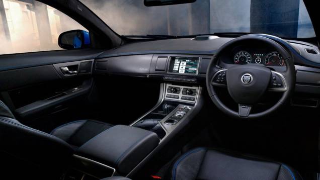 A Jaguar também aposta na boa dirigibilidade do XFR-S e, para isso, revisou as suspensões utilizadas no XFR | <a href="https://quatrorodas.abril.com.br/saloes/los-angeles/2012/jaguar-xfr-s-724591.shtml" rel="migration">Leia mais</a> A Jaguar também aposta na boa dirigibilidade do XFR-S e, para isso, revisou as suspensões utilizadas no XFR | <a href="https://quatrorodas.abril.com.br/saloes/los-angeles/2012/jaguar-xfr-s-724591.shtml" rel="migration">Leia mais</a>