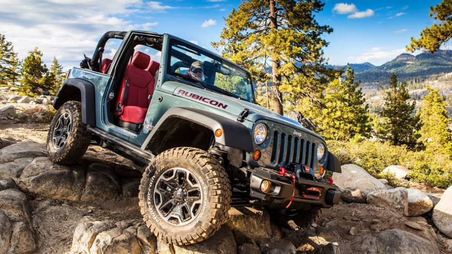 A Jeep lançou uma edição especial do Wrangler no Salão de Los Angeles | <a href="https://quatrorodas.abril.com.br/saloes/los-angeles/2012/jeep-wrangler-rubicon-10th-anniversary-724533.shtml" rel="migration">Leia mais</a>