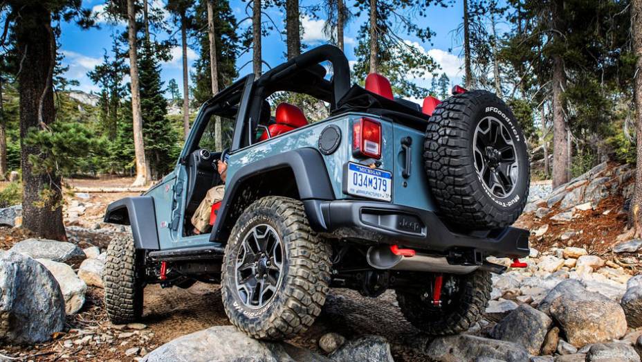 De série, é oferecida transmissão manual de seis velocidades | <a href="https://quatrorodas.abril.com.br/saloes/los-angeles/2012/jeep-wrangler-rubicon-10th-anniversary-724533.shtml" rel="migration">Leia mais</a>