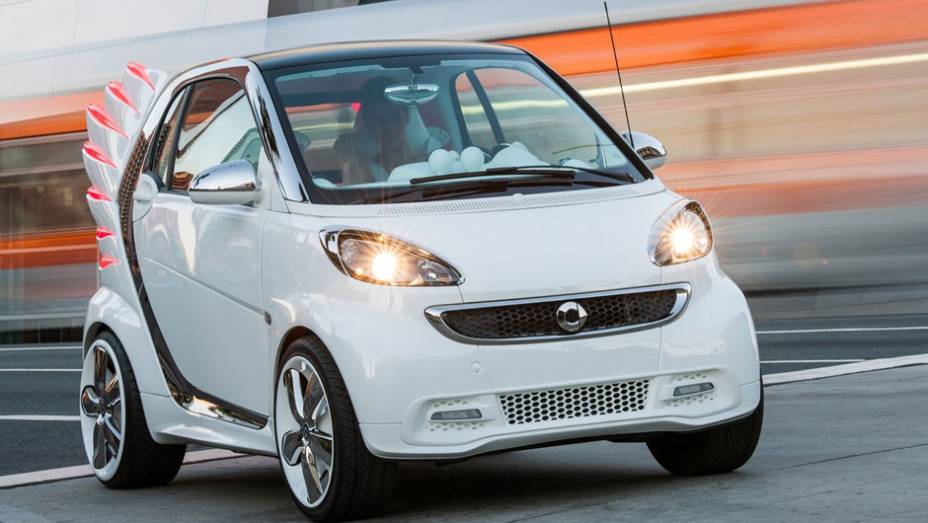 A marca lança o ForJeremy concept, um modelo elétrico baseado no fortwo, mas com uma notável diferença: asas | <a href="%20https://quatrorodas.abril.com.br/saloes/los-angeles/2012/smart-forjeremy-concept-724531.shtml" rel="migration">Leia mais</a>