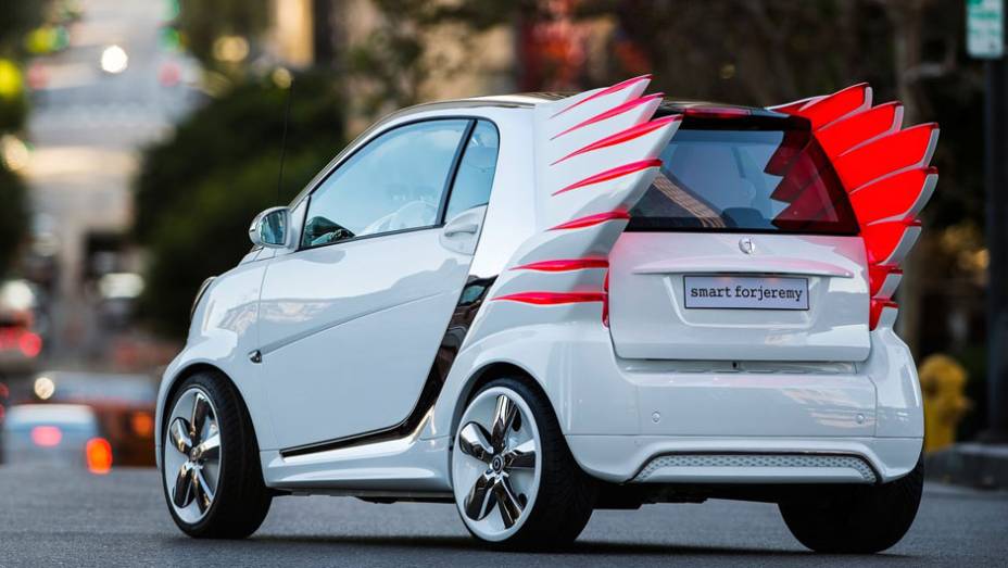 Ele é movido por uma bateria de íon-lítio de 17,6 kWh | <a href="https://quatrorodas.abril.com.br/saloes/los-angeles/2012/smart-forjeremy-concept-724531.shtml" rel="migration">Leia mais</a>