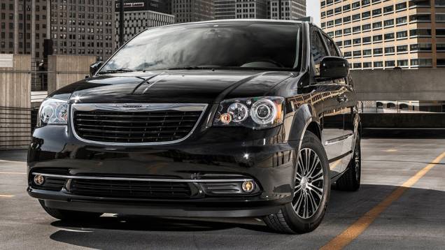 O conjunto tem grade preta com detalhes cromados, faróis com máscara negra e rodas de liga leve de 17 polegadas | <a href="%20https://quatrorodas.abril.com.br/saloes/los-angeles/2012/chrysler-town-country-s-723717.shtml" rel="migration">Leia mais</a>