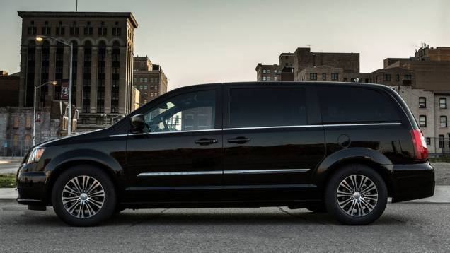 A nova versão da minivan oferece um pacote de equipamentos bastante semelhante ao do sedã 300 | <a href="%20https://quatrorodas.abril.com.br/saloes/los-angeles/2012/chrysler-town-country-s-723717.shtml" rel="migration">Leia mais</a>