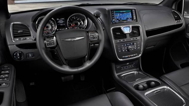 Por dentro, leitor de DVD e Blu-Ray para os passageiros do banco traseiro com entradas USB e HDMI | <a href="%20https://quatrorodas.abril.com.br/saloes/los-angeles/2012/chrysler-town-country-s-723717.shtml" rel="migration">Leia mais</a>