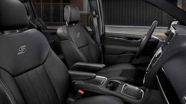Já os bancos são revestidos em couro com acabamento exclusivo | <a href="https://quatrorodas.abril.com.br/saloes/los-angeles/2012/chrysler-town-country-s-723717.shtml" rel="migration">Leia mais</a> Já os bancos são revestidos em couro com acabamento exclusivo | <a href="https://quatrorodas.abril.com.br/saloes/los-angeles/2012/chrysler-town-country-s-723717.shtml" rel="migration">Leia mais</a>
