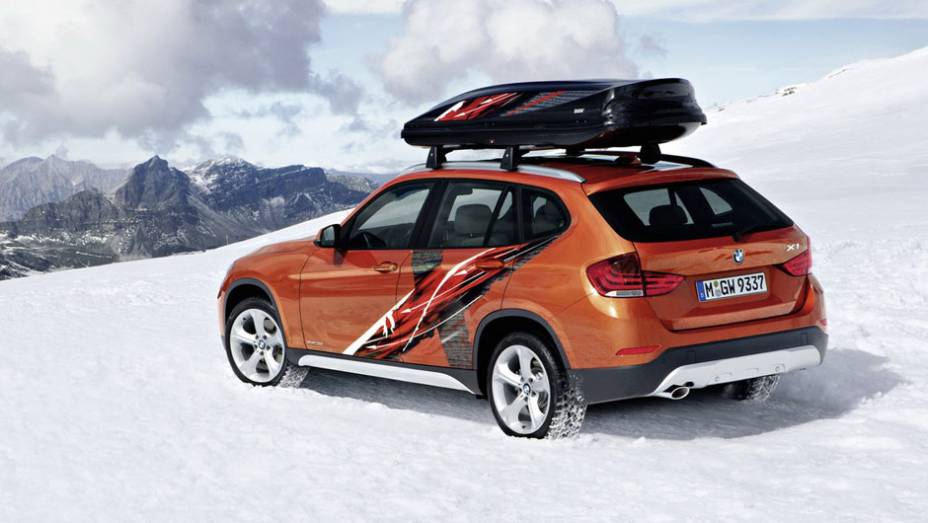 O carro foi desenvolvido pela BMW com a colaboração da K2, empresa fabricante de equipamentos para modalidades esportivas de inverno | <a href="%20https://quatrorodas.abril.com.br/saloes/los-angeles/2012/bmw-k2-powder-ride-concept-724706.shtml" rel="migration">Leia mais</a>