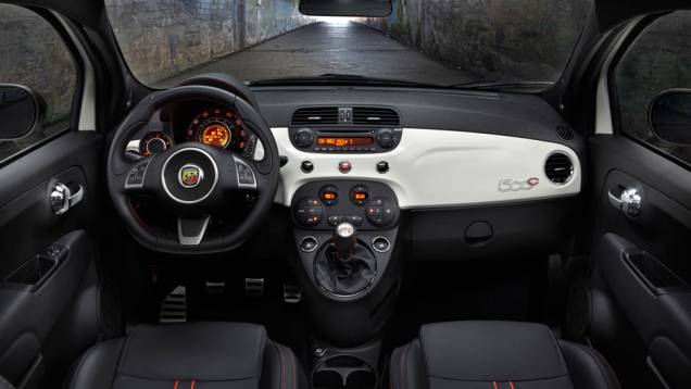 Fiat 500C Abarth | <a href="https://quatrorodas.abril.com.br/saloes/los-angeles/2012/fiat-tera-tres-novidades-los-angeles-724666.shtml" rel="migration">Leia mais</a>