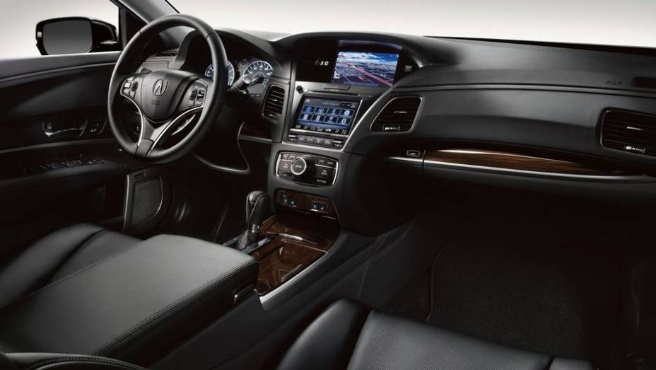 Por dentro, o RLX vem com painel de instrumentos em couro, com dois displays de série | <a href="%20https://quatrorodas.abril.com.br/saloes/los-angeles/2012/acura-rlx-2014-724795.shtml" rel="migration">Leia mais</a>