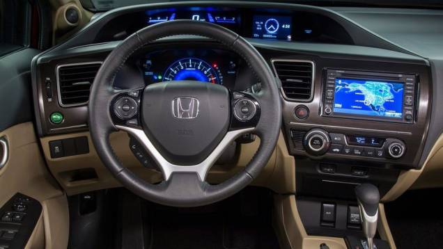 Atenção especial foi dada ao interior do Civic, muito criticado em sua atual versão | <a href="https://quatrorodas.abril.com.br/saloes/los-angeles/2012/honda-civic-2013-724902.shtml" rel="migration">Leia mais</a>