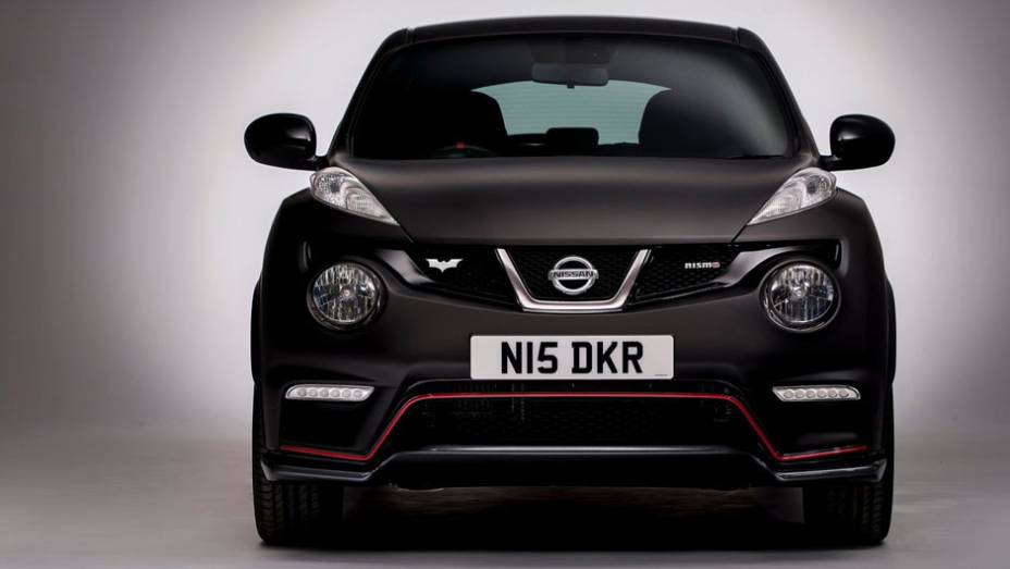 O visual exótico do Juke ganhou agressividade com a pintura negra | <a href="https://quatrorodas.abril.com.br/blogs/planeta-carro/2012/11/30/batmovel-do-japao/" rel="migration">Leia mais</a>