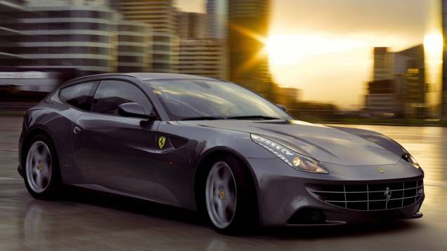 1º: Ferrari FF | Valor do IPVA 2013: R$ 99.852 | Valor venal, segundo tabela Fipe: R$ 2.496.304 | Ano de fabricação: 2012 | O carro que esse IPVA pagaria: Hyundai Veloster, motor 1.6 (R$ 86.000)