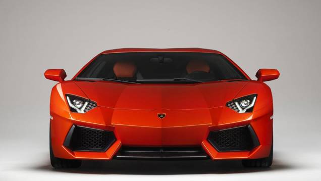 3º: Lamborghini Aventador | Valor do IPVA 2013: 76.788 | Valor venal, segundo tabela Fipe: 1.919.703 | Ano de fabricação: 2012 | O carro que esse IPVA pagaria: Citroen C4 Hatch Exclusive Sport, motor 2.0 (R$ 63.600)