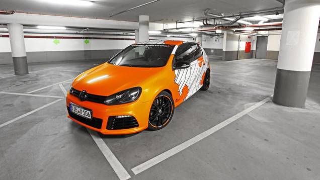 Com visual bastante chamativo, o Golf R Eletrified foi idealizado pela Cam Shaft e usa como base o Golf R | <a href="%20https://quatrorodas.abril.com.br/blogs/planeta-carro/2012/12/07/escolha-seu-golf/" rel="migration">Leia mais</a>