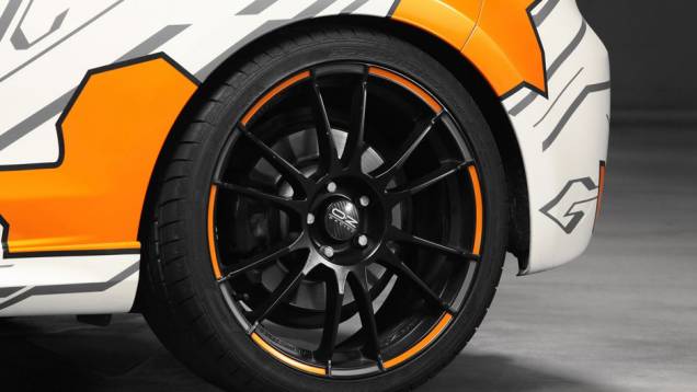 Entre as alterações, o sistema de freios redimensionado foi fabricado pela Tarox; as rodas pretas são da OZ | <a href="%20https://quatrorodas.abril.com.br/blogs/planeta-carro/2012/12/07/escolha-seu-golf/" rel="migration">Leia mais</a> Entre as alterações, o sistema de freios redimensionado foi fabricado pela Tarox; as rodas pretas são da OZ | <a href="%20https://quatrorodas.abril.com.br/blogs/planeta-carro/2012/12/07/escolha-seu-golf/" rel="migration">Leia mais</a>
