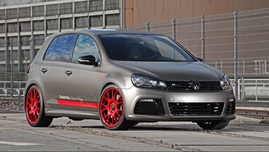 Já o Golf R da SchwabenFolia tem visual mais sóbrio, mas também recebeu modificações debaixo do capô | <a href="%20https://quatrorodas.abril.com.br/blogs/planeta-carro/2012/12/07/escolha-seu-golf/" rel="migration">Leia mais</a>