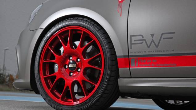 As rodas vermelhas combinam com a pintura cinza fosca da carroceria | <a href="https://quatrorodas.abril.com.br/blogs/planeta-carro/2012/12/07/escolha-seu-golf/" rel="migration">Leia mais</a>