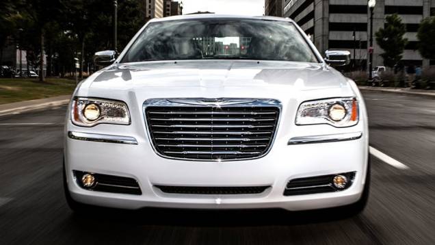 A Chrysler anunciou o lançamento de uma edição especial do 300C, a Motown | <a href="https://quatrorodas.abril.com.br/saloes/detroit/2013/chrysler-300c-motown-edition-730472.shtml" rel="migration">Leia mais</a>