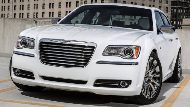 Em termos gerais, poucas novidades em relação ao 300C tradicional. | <a href="https://quatrorodas.abril.com.br/saloes/detroit/2013/chrysler-300c-motown-edition-730472.shtml" rel="migration">Leia mais</a> Em termos gerais, poucas novidades em relação ao 300C tradicional. | <a href="https://quatrorodas.abril.com.br/saloes/detroit/2013/chrysler-300c-motown-edition-730472.shtml" rel="migration">Leia mais</a>