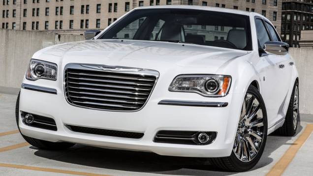 Em termos gerais, poucas novidades em relação ao 300C tradicional. | <a href="https://quatrorodas.abril.com.br/saloes/detroit/2013/chrysler-300c-motown-edition-730472.shtml" rel="migration">Leia mais</a>