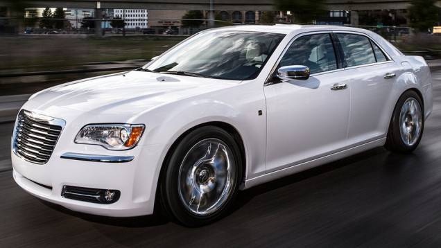 O sedã conta com rodas de alumínio de 20 polegadas | <a href="https://quatrorodas.abril.com.br/saloes/detroit/2013/chrysler-300c-motown-edition-730472.shtml" rel="migration">Leia mais</a> O sedã conta com rodas de alumínio de 20 polegadas | <a href="https://quatrorodas.abril.com.br/saloes/detroit/2013/chrysler-300c-motown-edition-730472.shtml" rel="migration">Leia mais</a>