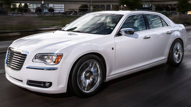 O sedã conta com rodas de alumínio de 20 polegadas | <a href="https://quatrorodas.abril.com.br/saloes/detroit/2013/chrysler-300c-motown-edition-730472.shtml" rel="migration">Leia mais</a>