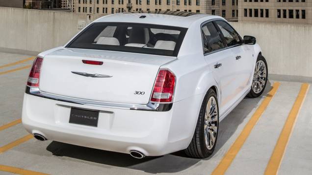 O Chrysler 300C Motown Edition chegará às concessionárias norte-americanas no segundo trimestre de 2013 | <a href="https://quatrorodas.abril.com.br/saloes/detroit/2013/chrysler-300c-motown-edition-730472.shtml" rel="migration">Leia mais</a>