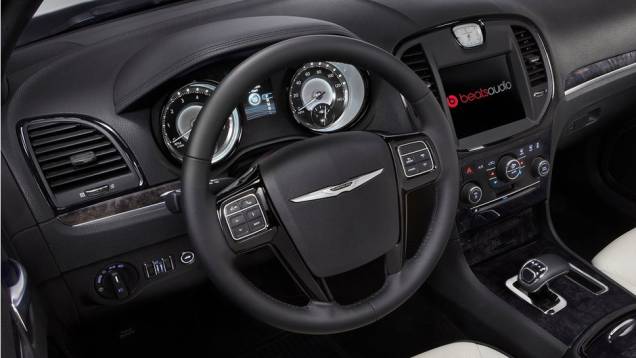 O carro tem sistema de entretenimento com tela sensível ao toque de 8,4 polegadas, recheado com 100 músicas de artistas locais no cartão SD | <a href="https://quatrorodas.abril.com.br/saloes/detroit/2013/chrysler-300c-motown-edition-730472.shtml" rel="migration">Leia mais</a> O carro tem sistema de entretenimento com tela sensível ao toque de 8,4 polegadas, recheado com 100 músicas de artistas locais no cartão SD | <a href="https://quatrorodas.abril.com.br/saloes/detroit/2013/chrysler-300c-motown-edition-730472.shtml" rel="migration">Leia mais</a>