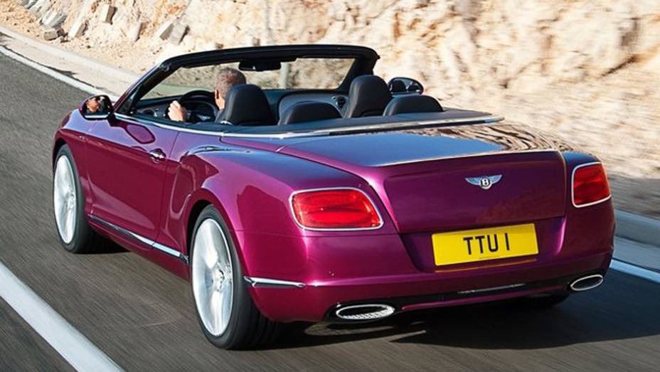 A velocidade máxima declarada é de 325 km/h | <a href="https://quatrorodas.abril.com.br/saloes/detroit/2013/bentley-continental-gt-speed-convertible-730392.shtml" rel="migration">Leia mais</a>