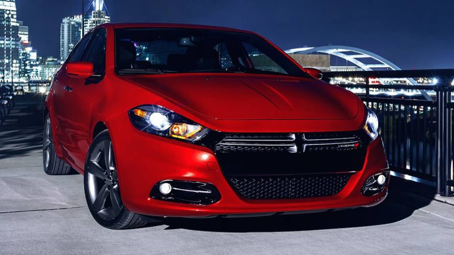 Sua grade pintada em preto é uma das diferenças em relação à versão Limited... | <a href="https://quatrorodas.abril.com.br/saloes/detroit/2013/dodge-dart-gt-730486.shtml" rel="migration">Leia mais</a>