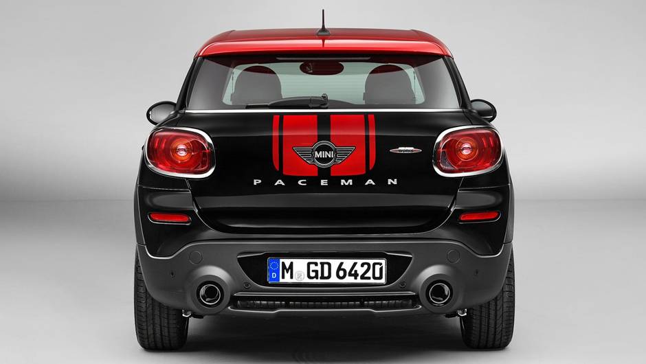 Ele &eacute; composto por spoilers dianteiro e traseiro, saias laterais e faixas decorativas. O interior tem detalhes em vermelho espalhados pelo painel | <a href="https://quatrorodas.abril.com.br/saloes/detroit/2013/mini-paceman-jcw-730365.shtml" rel="migration">Leia mais</a>