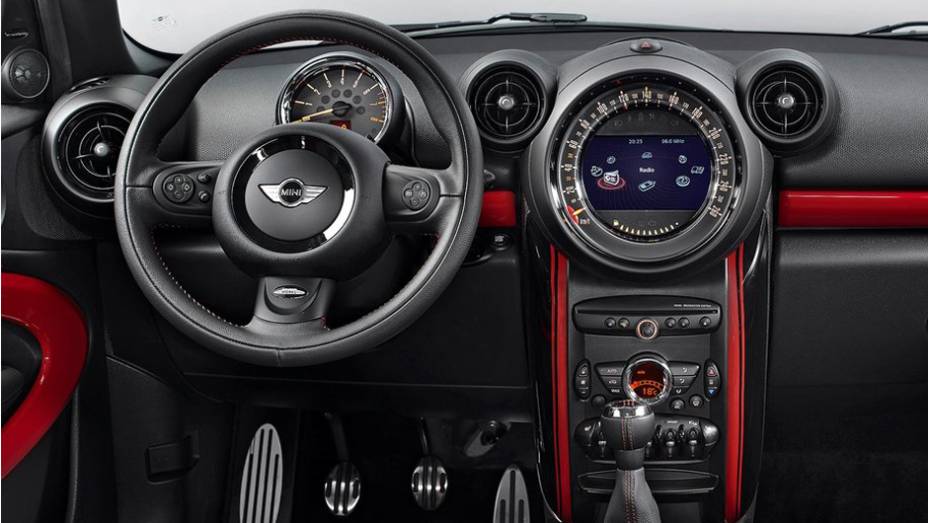 Vale lembrar que o Countryman John Cooper Works vai de 0 a 100 km/h em 7 segundos e chega aos 225 km/h | <a href="https://quatrorodas.abril.com.br/saloes/detroit/2013/mini-paceman-jcw-730365.shtml" rel="migration">Leia mais</a>