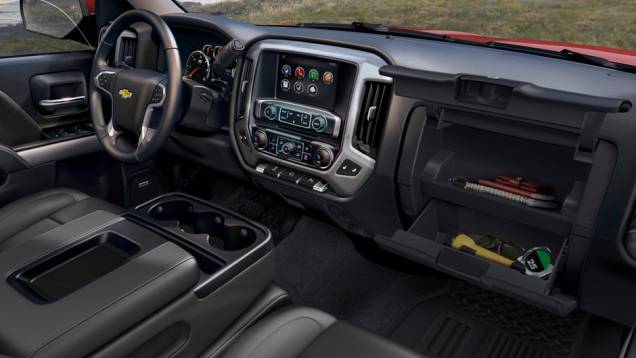 A tela de 8 polegadas com sistema IntelliLink é oferecida opcionalmente | <a href="https://quatrorodas.abril.com.br/saloes/detroit/2013/chevrolet-silverado-730372.shtml" rel="migration">Leia mais</a>