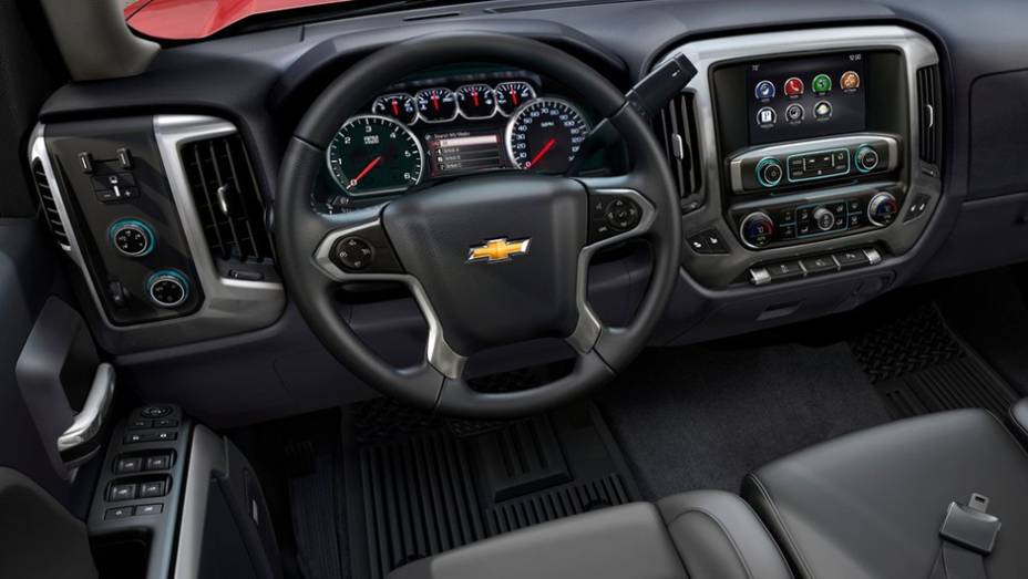 Bem equipada, ela traz freios ABS, sistema de alerta de colisão frontal e câmera de ré entre os itens de série | <a href="https://quatrorodas.abril.com.br/saloes/detroit/2013/chevrolet-silverado-730372.shtml" rel="migration">Leia mais</a>