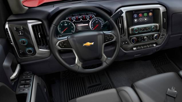 Bem equipada, ela traz freios ABS, sistema de alerta de colisão frontal e câmera de ré entre os itens de série | <a href="https://quatrorodas.abril.com.br/saloes/detroit/2013/chevrolet-silverado-730372.shtml" rel="migration">Leia mais</a> Bem equipada, ela traz freios ABS, sistema de alerta de colisão frontal e câmera de ré entre os itens de série | <a href="https://quatrorodas.abril.com.br/saloes/detroit/2013/chevrolet-silverado-730372.shtml" rel="migration">Leia mais</a>