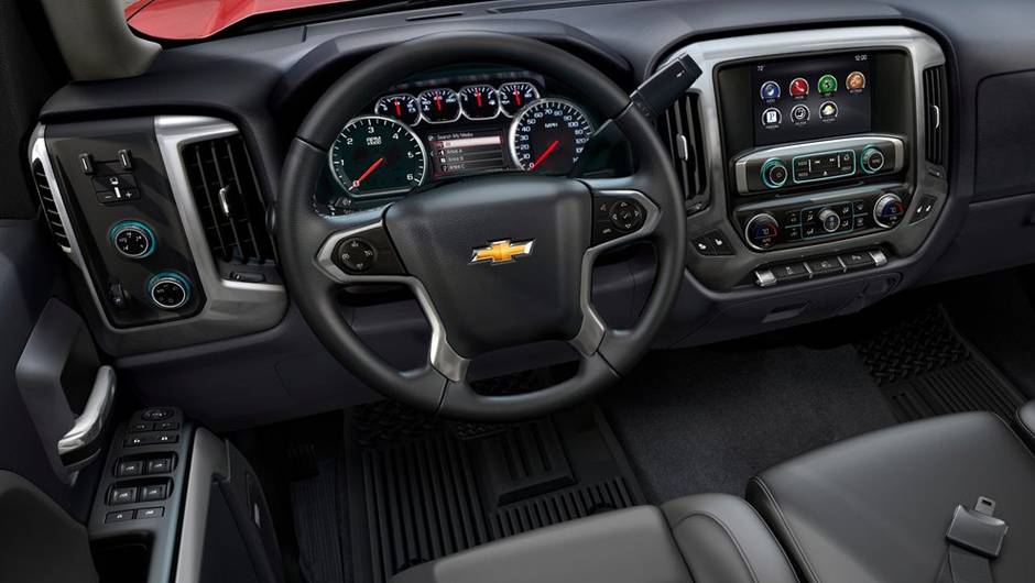 Bem equipada, ela traz freios ABS, sistema de alerta de colis&atilde;o frontal e c&acirc;mera de r&eacute; entre os itens de s&eacute;rie | <a href="https://quatrorodas.abril.com.br/saloes/detroit/2013/chevrolet-silverado-730372.shtml" rel="migration">Leia mais</a>