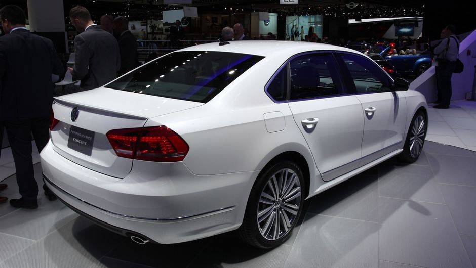 O sed&atilde; se destaca pelo motor 1.8 turbo, de 250 cavalos de pot&ecirc;ncia - a transmiss&atilde;o &eacute; autom&aacute;tica de seis marchas | <a href="%20https://quatrorodas.abril.com.br/saloes/detroit/2013/passat-performance-concept-731010.shtml" rel="migration">Leia mais</a>