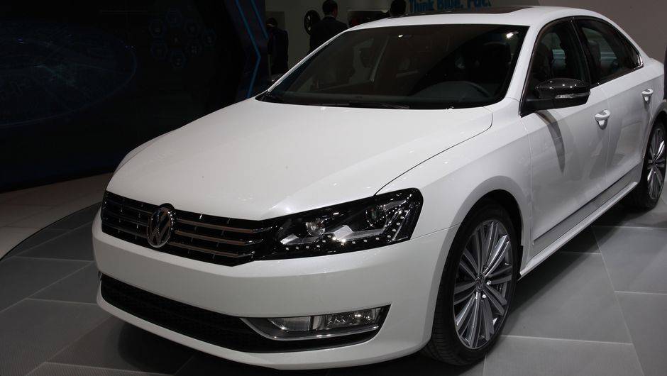 O para-choque dianteiro &eacute; vazado, com uma grade em formato de favo. Mais acima, os far&oacute;is s&atilde;o bi-xen&ocirc;nio | <a href="%20https://quatrorodas.abril.com.br/saloes/detroit/2013/passat-performance-concept-731010.shtml" rel="migration">Leia mais</a>